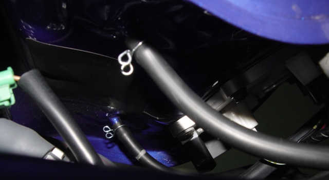 How to install a motorcycle gear indicator - Rubber hoses Yamaha FZ6 Fazer