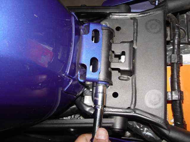 How to install a motorcycle gear indicator - Gas tank hinge Yamaha FZ6 Fazer