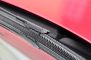 Consejos para comprar un coche de segunda mano: Busca restos de pintura Consejos para comprar un coche de segunda mano: Pintura en limpiaparabrisas