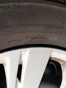 Consejos para comprar un coche de segunda mano: Fotografía fecha fabricación neumático