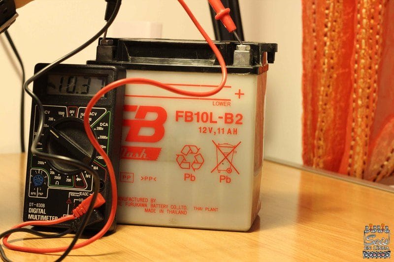 Cargador y mantenedor de baterías de litio 12 voltios para su moto.