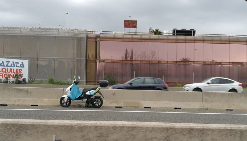 moto electrica ecooltra en carril bus vao